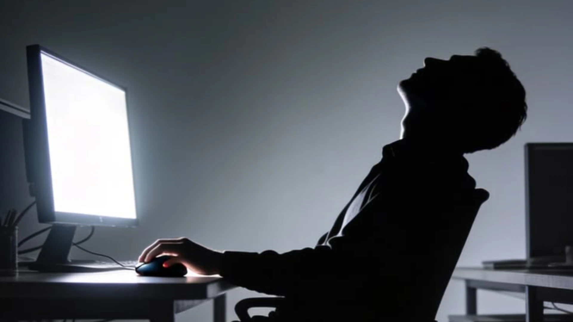 Pessoa cercada por notificações de mensagens e reuniões no trabalho